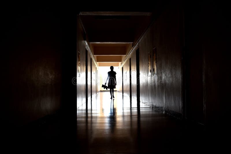 光线柔和的走廊暗暗的隧道屋子走廊里的小女孩的鬼魂老房子的鬼魂库存图片 图片包括有背包 投反对票 167