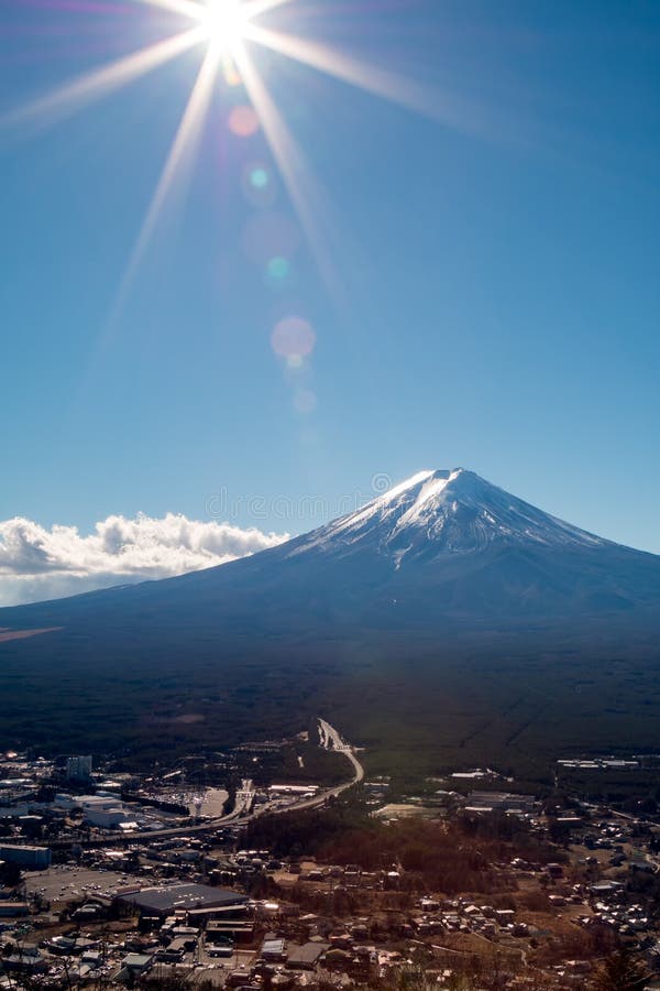冬天季节的富士山与太阳形状喜欢星库存图片 图片包括有冬天季节的富士山与太阳形状喜欢星