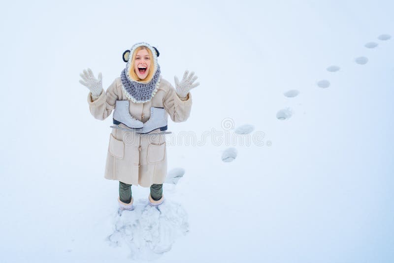 冬季游戏享受初雪的美女雪地中一个快乐的少女的画像冬季年轻女子库存图片 图片包括有