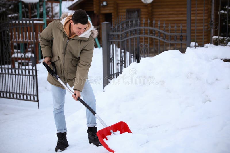 冬日男子用铲子清雪库存照片 图片包括有冬日男子用铲子清雪 179257194