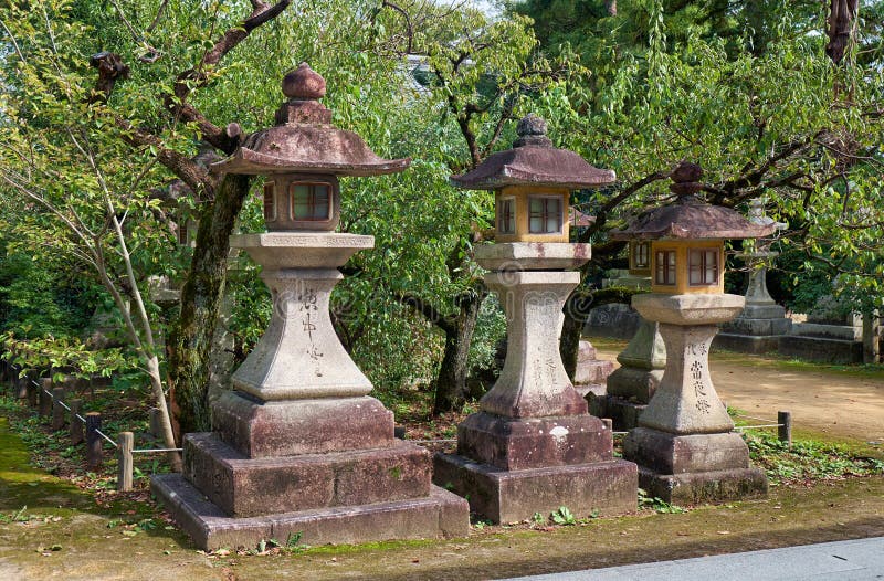 北野天满古神社中的一盏古屋传统石灯京都日本库存图片 图片包括有灯笼 结构树 绿色 平台