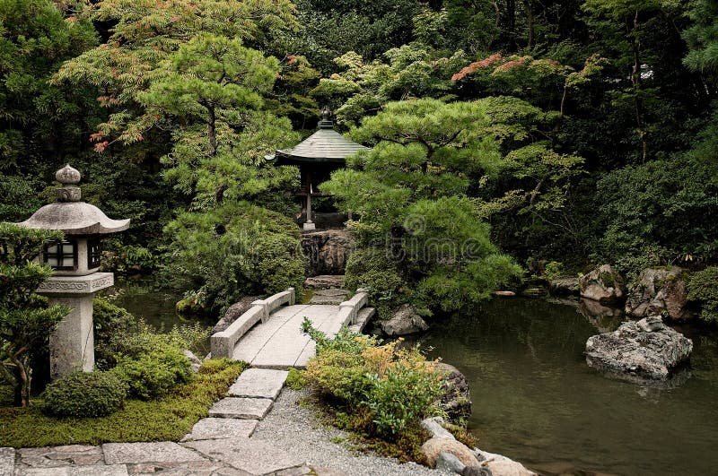 传统日本环境美化的庭院在京都日本库存图片 图片包括有