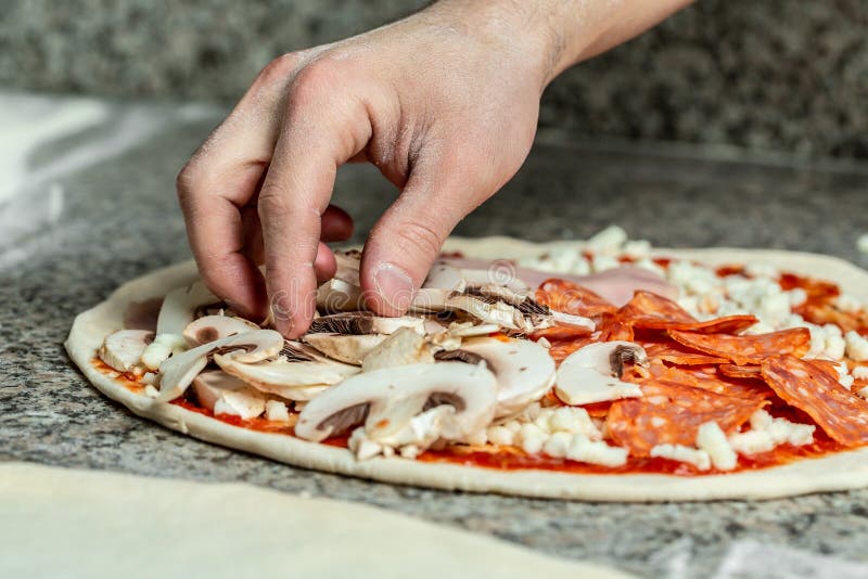 厨师烘焙披萨的特写 披萨的制作过程 手准备披萨库存图片 图片包括有膳食 酥皮点心 部分