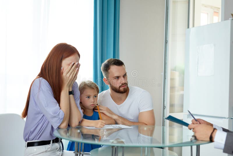 友善的心理学家帮助家人离婚库存照片 图片包括有变元 男性 家庭 子项 论述 建议 事理 友善的心理学家帮助家人离婚库存照片 图片包括有变元 男性 家庭 子项 论述 建议 事理