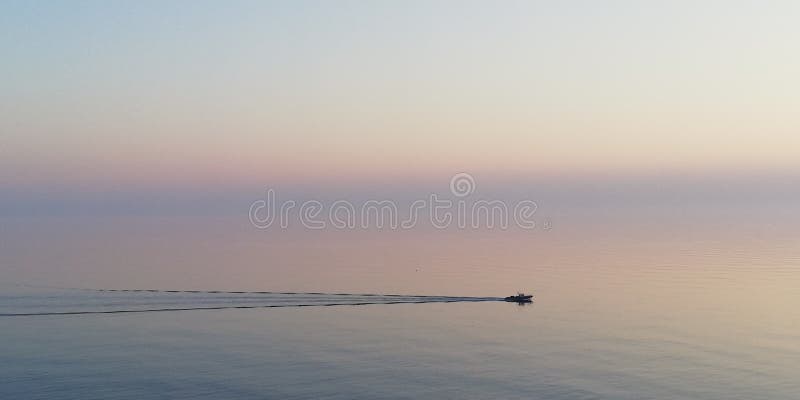 反对神秘的海日落的背景的沉思哲学寂寞库存图片 图片包括有夜间 喜悦 淡紫色 孤独 闪亮