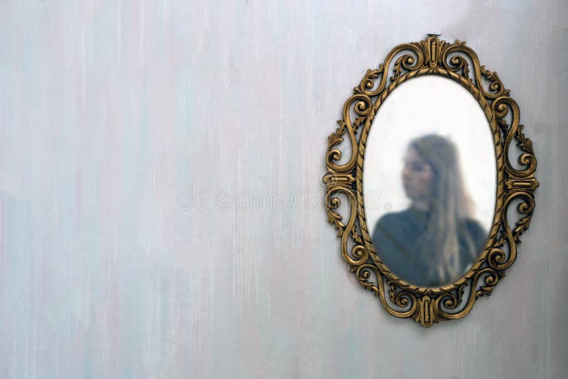 古董金镜中女性在古董室内 旧图案壁纸背景中的反映库存图片 图片包括
