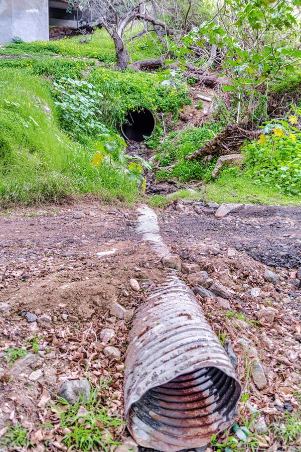 埋在干土下的金属排水管在圣地亚哥加利福尼亚的斜坡库存图片 图片包括有室外 结构树 加利福尼亚