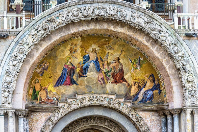 安东尼·高迪彩色瓷砖拼图特写图库摄影片. 图片包括有现代派, 马赛克, 手工造, 上色, 拱道, 著名- 173259057