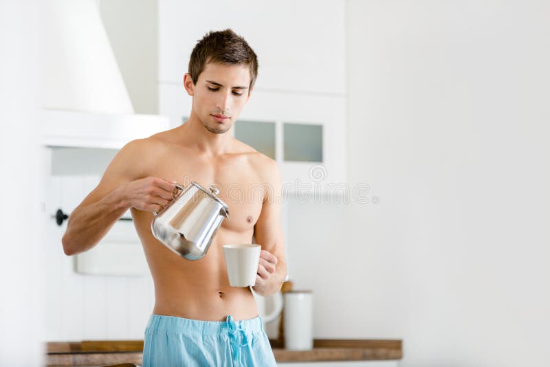 在厨房的半裸体的男性倾吐的茶库存照片 图片包括有长度 逗人喜爱 成人 水平 爱好健美者 白种人