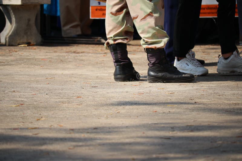 一名身着黑色靴子的士兵的腿站在室外水泥地上库存照片 图片包括有投反对票 水泥 突出 行程