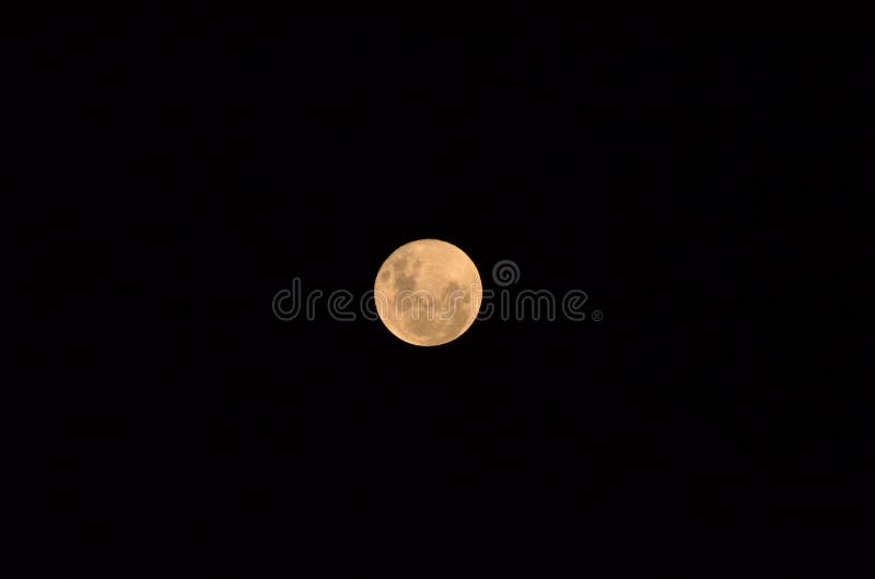 在它的月亮最大的也叫的超级月亮 与清楚的夜表面的月亮库存照片 图片包括有晚上 详细资料 火山口 151969562