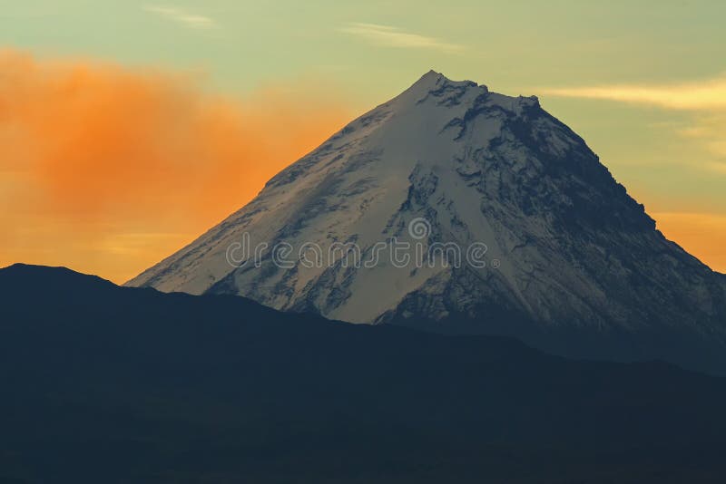 在日出背景的卡梅尼火山火山kluchevskaya小组火山库存照片 图片包括有 在日出背景的卡梅尼火山火山kluchevskaya小组火山库存照片 图片包括有