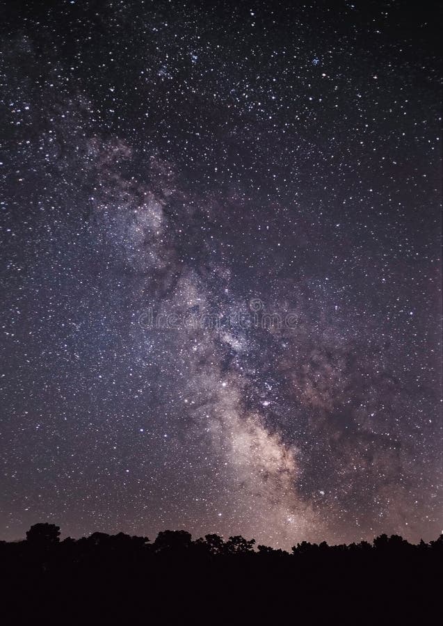 在星被填装的夜空的银河星系库存图片 图片包括有在星被填装的夜空的银河星系