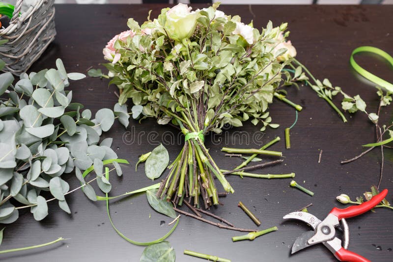 花主要类妇女手特写镜头美丽的微型花束淡紫色和干燥花在桌上库存图片 图片包括有