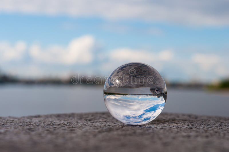 在河背景的玻璃透明球和库存图片 图片包括有 在河背景的玻璃透明球和库存图片 图片包括有
