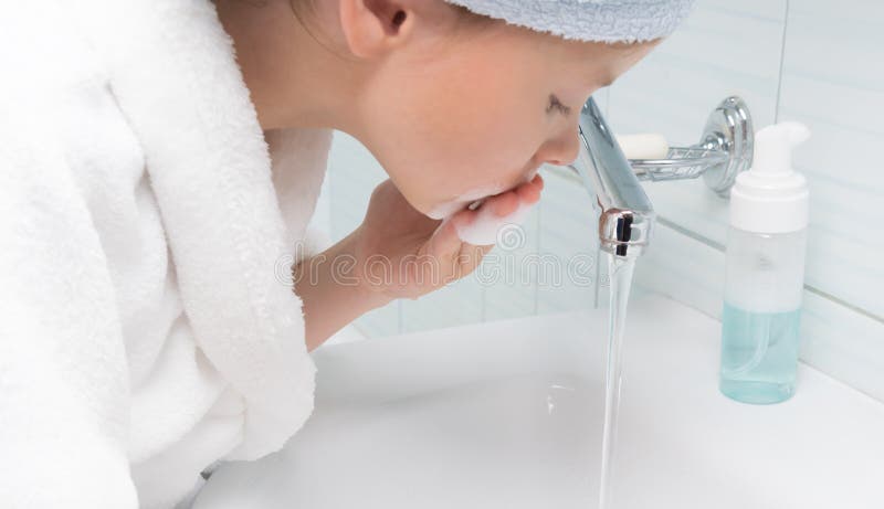 在浴室里 一个穿着白色浴袍的女孩 在脸上用泡沫来洗澡 在水槽和水龙头的背景下库存图片 图片包括有红头发人 早晨 在浴室里 一个穿着白色浴袍的女孩 在脸上用泡沫来洗澡 在水槽和水龙头的背景下库存图片 图片包括有红头发人 早晨