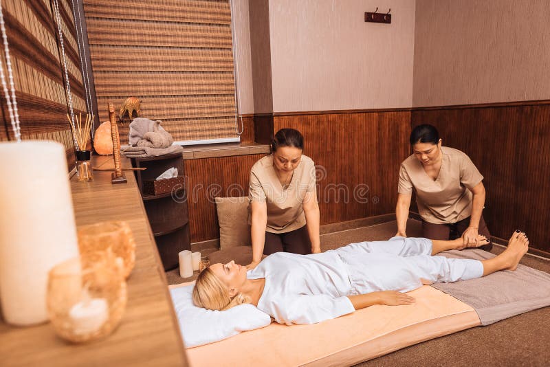 在温泉的两个专业女按摩师库存照片 图片包括有女按摩师 聚会所 沙龙 服务 成人 种族
