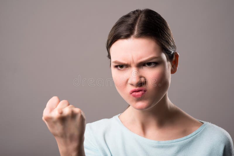在灰色背景隔绝的被激怒的女孩身分库存图片 图片包括有 在灰色背景隔绝的被激怒的女孩身分库存图片 图片包括有