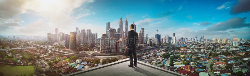 在看起来巨大都市风景视图的屋顶的商人立场库存照片 图片包括有 在看起来巨大都市风景视图的屋顶的商人立场库存照片 图片包括有