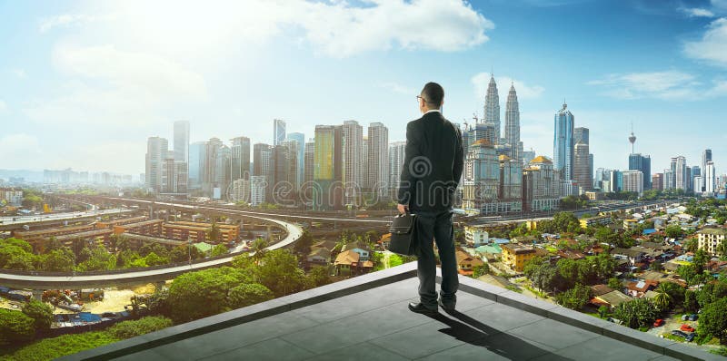 在看起来巨大都市风景视图的屋顶的商人立场库存照片 图片包括有 在看起来巨大都市风景视图的屋顶的商人立场库存照片 图片包括有