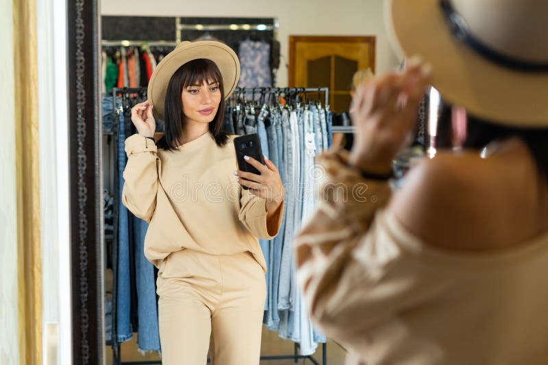 在精品店或服装店的镜前自拍一顶时髦的帽子 在商场里购物 试衣室库存图片 图片包括有实际 女性
