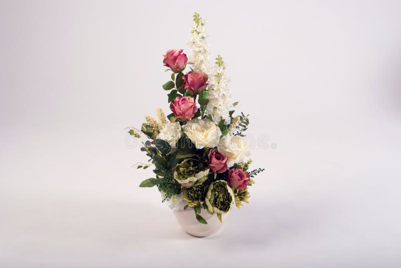 在花瓶的人造花花束在白色库存图片 图片包括有背包 装饰 模式 概念 颜色 现代 一堆