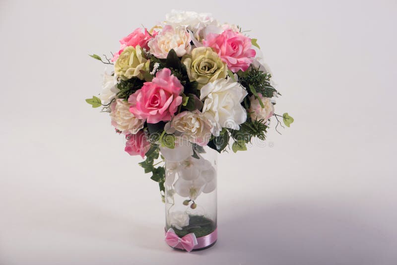 在花瓶的人造花花束在白色库存图片 图片包括有背包 装饰 模式 概念 颜色 现代 一堆