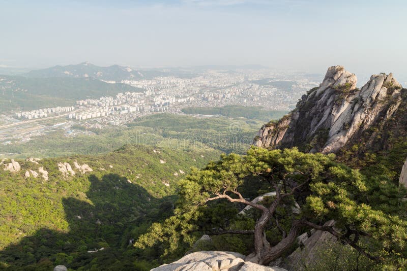 城市看法从北汉山国立公园的在汉城库存图片 图片包括有