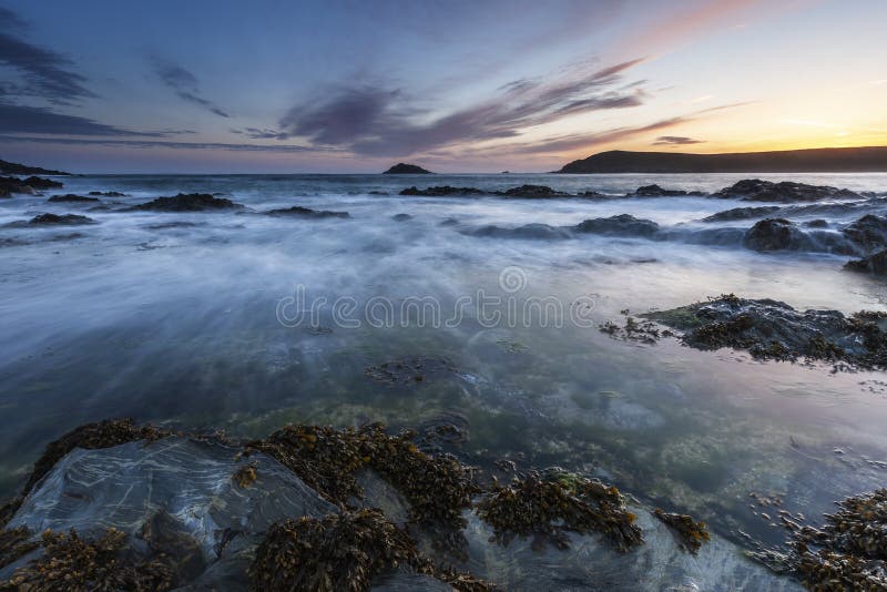 夕阳下水体岩层的美丽壁纸库存照片 图片包括有冰砾 背包 全景 云彩 夜间 美丽如画 远离