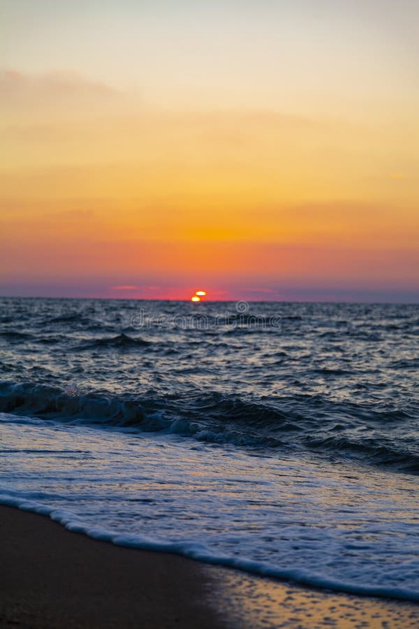 夕阳下美丽的海库存照片 图片包括有天空 室外 本质 背包 展望期 火箭筒 下落 海洋 夕阳下美丽的海库存照片 图片包括有天空 室外 本质 背包 展望期 火箭筒 下落 海洋