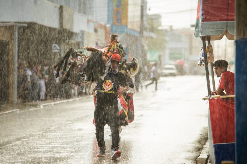 多明尼加嘉年华上 身着鲜艳服装的一群人在热带雨下走过编辑类照片 图片包括有装饰 年度 活动 多明尼加嘉年华上 身着鲜艳服装的一群人在热带雨下走过编辑类照片 图片包括有装饰 年度 活动