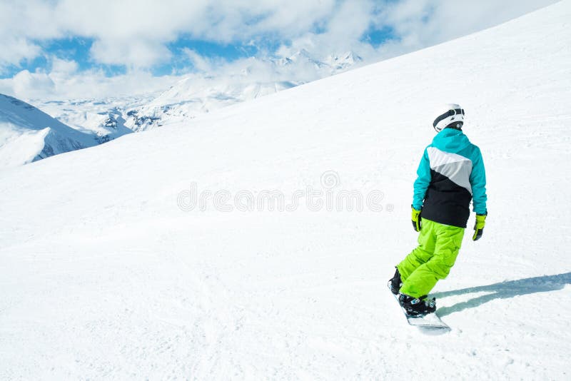 多雪的高山背景风景的挡雪板妇女库存图片 图片包括有多雪的高山背景风景的挡雪板妇女