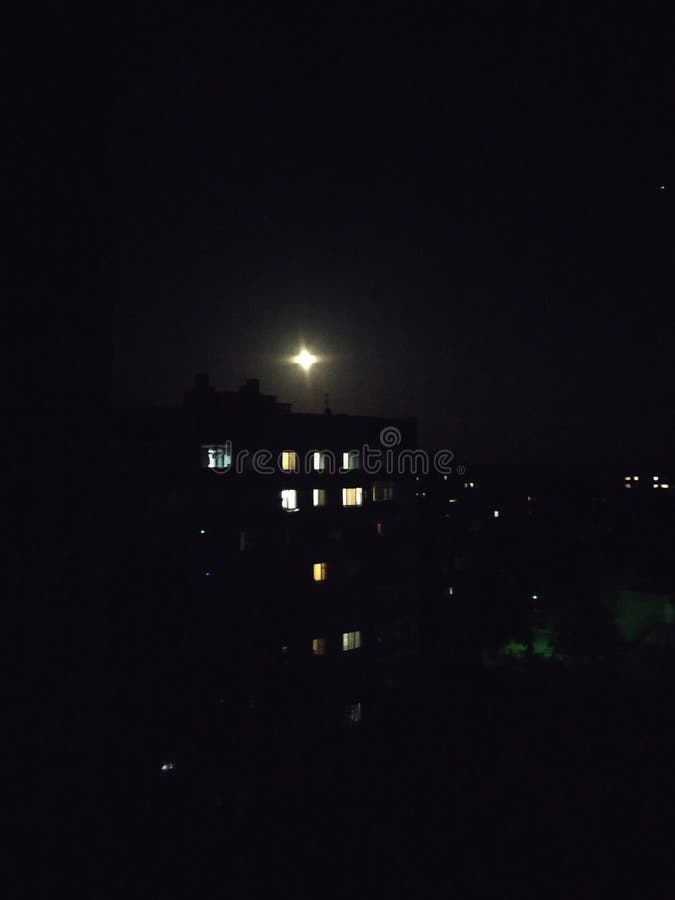 夜城 高楼窗户的灯光 月亮的房子库存照片 图片包括有云彩 城市 颜色 蓝色 艺术 房子 夜城 高楼窗户的灯光 月亮的房子库存照片 图片包括有云彩 城市 颜色 蓝色 艺术 房子