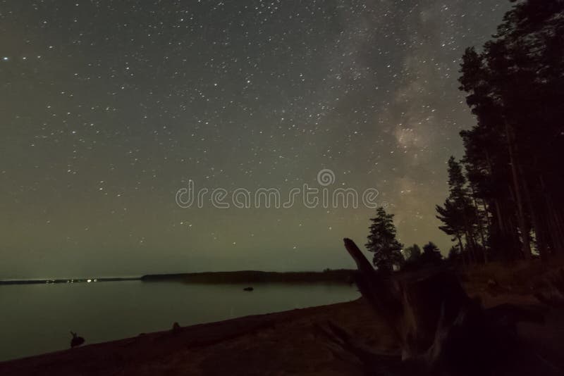 星空背景夜空与银河湖边星空库存图片 图片包括有星形 癌症 黑暗 背包 创建 星座 晚上 星空背景夜空与银河湖边星空库存图片 图片包括有星形 癌症 黑暗 背包 创建 星座 晚上