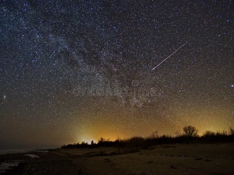 夜空星星与银河流星观测库存照片 图片包括有星形 照片 横向 星座 方式 森林 国家 夜空星星与银河流星观测库存照片 图片包括有星形 照片 横向 星座 方式 森林 国家