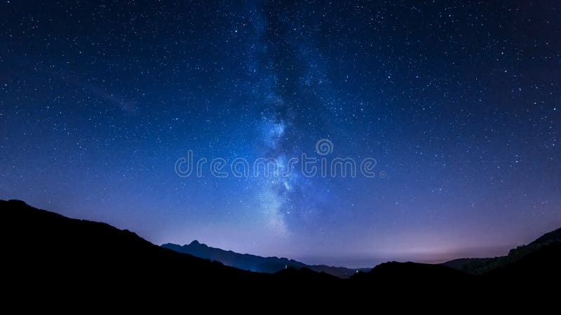 夜空星银河山背景库存照片 图片包括有星形 黑暗 行星 地图集 方式 探险 空间 发光