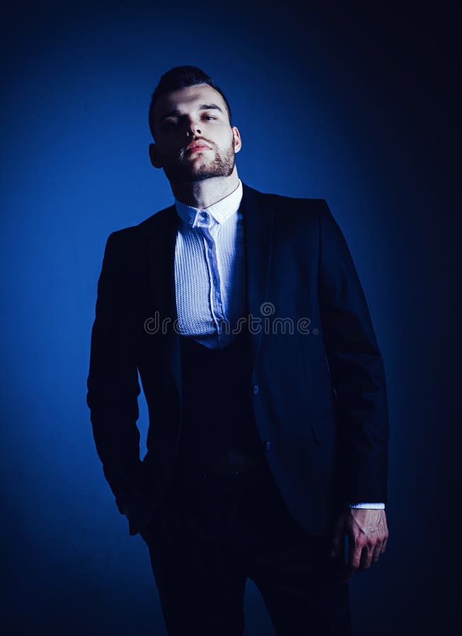 大都市优雅的西装男穿正装的现代人男装穿经典西服的男人企业信心库存照片 图片包括有礼服 先生们 大都市优雅的西装男穿正装的现代人男装穿经典西服的男人企业信心库存照片 图片包括有礼服 先生们