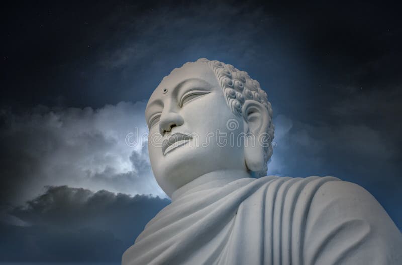 天空背景下的白佛法库存图片 图片包括有光芒 地图集 凝思 本质 信念 查找 装饰 特写镜头 天空背景下的白佛法库存图片 图片包括有光芒 地图集 凝思 本质 信念 查找 装饰 特写镜头