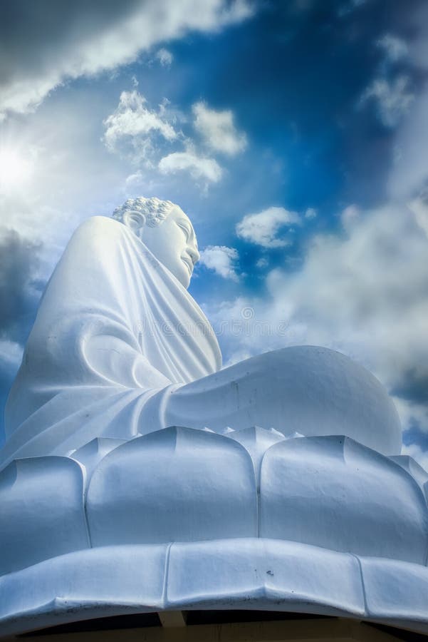 天空背景下的白佛法库存图片 图片包括有光芒 地图集 凝思 本质 信念 查找 装饰 特写镜头 天空背景下的白佛法库存图片 图片包括有光芒 地图集 凝思 本质 信念 查找 装饰 特写镜头