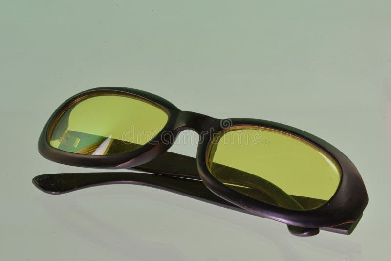 太阳镜反射. 绿色太阳镜特写. 太阳眼镜. 旧式太阳镜. 透明镜片眼镜库存图片- 图片包括有镜片, 方式: 235135933
