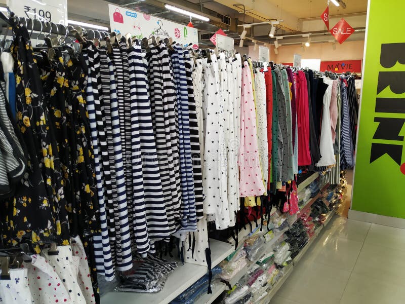 女士外套裙装和服装在商店或维沙尔商场销售纺织厂的室内设计编辑类库存照片 图片包括有背包 内部 女士外套裙装和服装在商店或维沙尔商场销售纺织厂的室内设计编辑类库存照片 图片包括有背包 内部