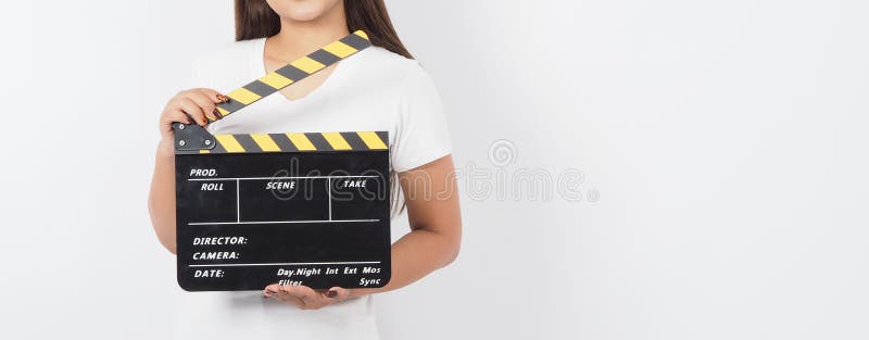 女孩或亚洲女性持有黑色克拉珀板、电影板板或用于视频制作电影电影电影  image