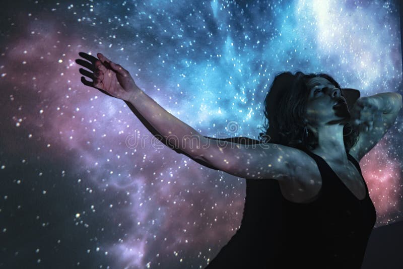 宇宙中的神秘女人库存图片 图片包括有头脑 星云 黑暗 梦想 艺术 发光 魔术 晚上