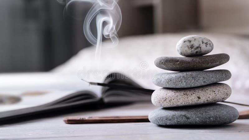 家庭室内静静的生活中 身前的白木桌上挂着一座座座禅石 烧香的库存图片 图片包括有燃烧 放松 家庭室内静静的生活中 身前的白木桌上挂着一座座座禅石 烧香的库存图片 图片包括有燃烧 放松