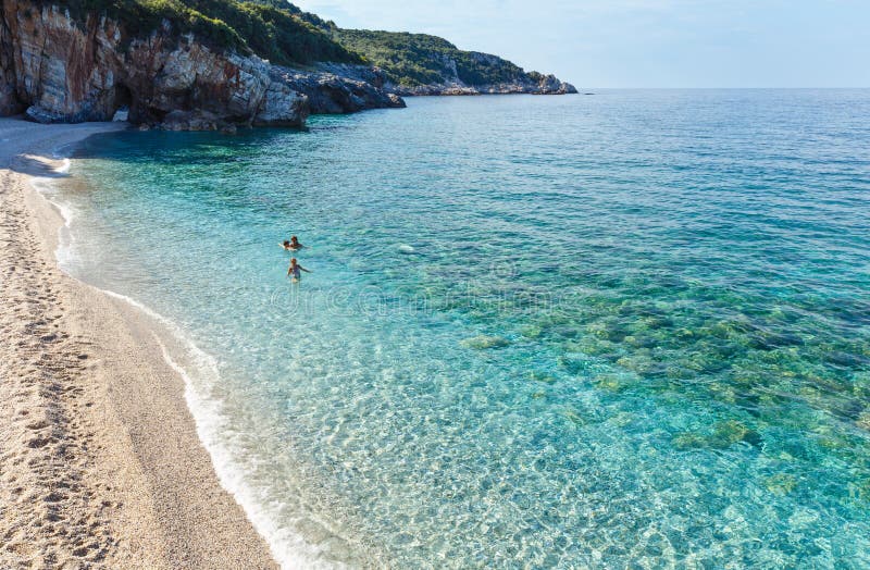 家庭游泳在爱琴海(Mylopotamos海滩，希腊) 库存图片. 图片包括有