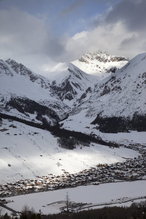 山谷雪地雪道雪地滑雪坡库存图片 图片包括有山谷雪地雪道雪地滑雪坡