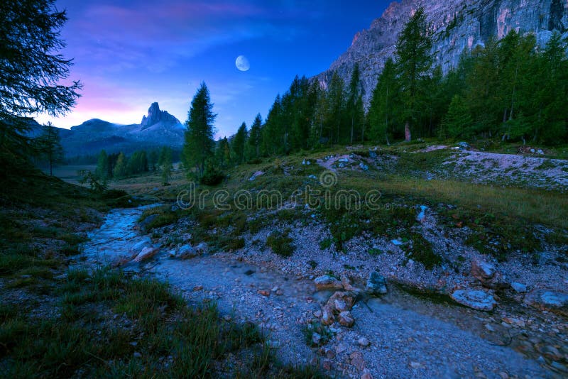 神秘的风景 在码头的小船在日出库存图片 图片包括有神秘的风景 在码头的小船在日出