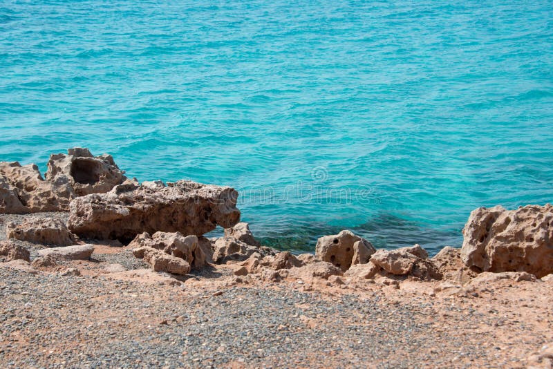 岩石海岸清澈透明海水自然海洋背景蓝色的海洋壁纸 阳光日的海浪库存图片 图片包括有液体 小珠靠岸的