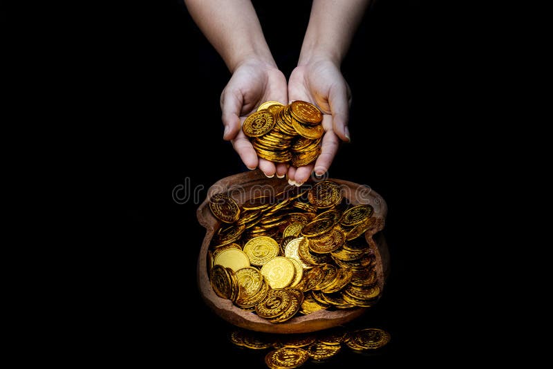 币金在全部的夫人手上在残破的瓶子白色背景 金钱堆中的堆积金黄硬币企划投资的库存图片 图片包括有增长 高速缓存 币金在全部的夫人手上在残破的瓶子白色背景 金钱堆中的堆积金黄硬币企划投资的库存图片 图片包括有增长 高速缓存