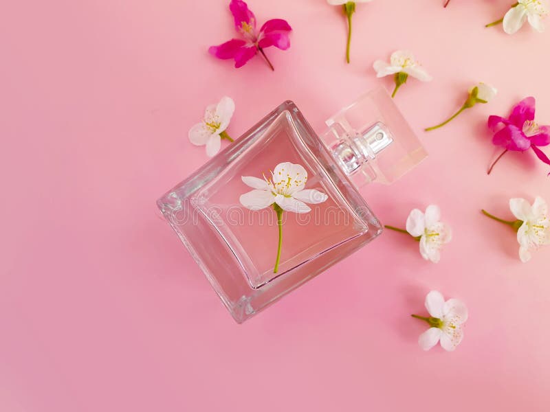 带香水的瓶子 彩色背景上美丽的花库存图片 图片包括有女性 雾化 香水 容器 上色 精华
